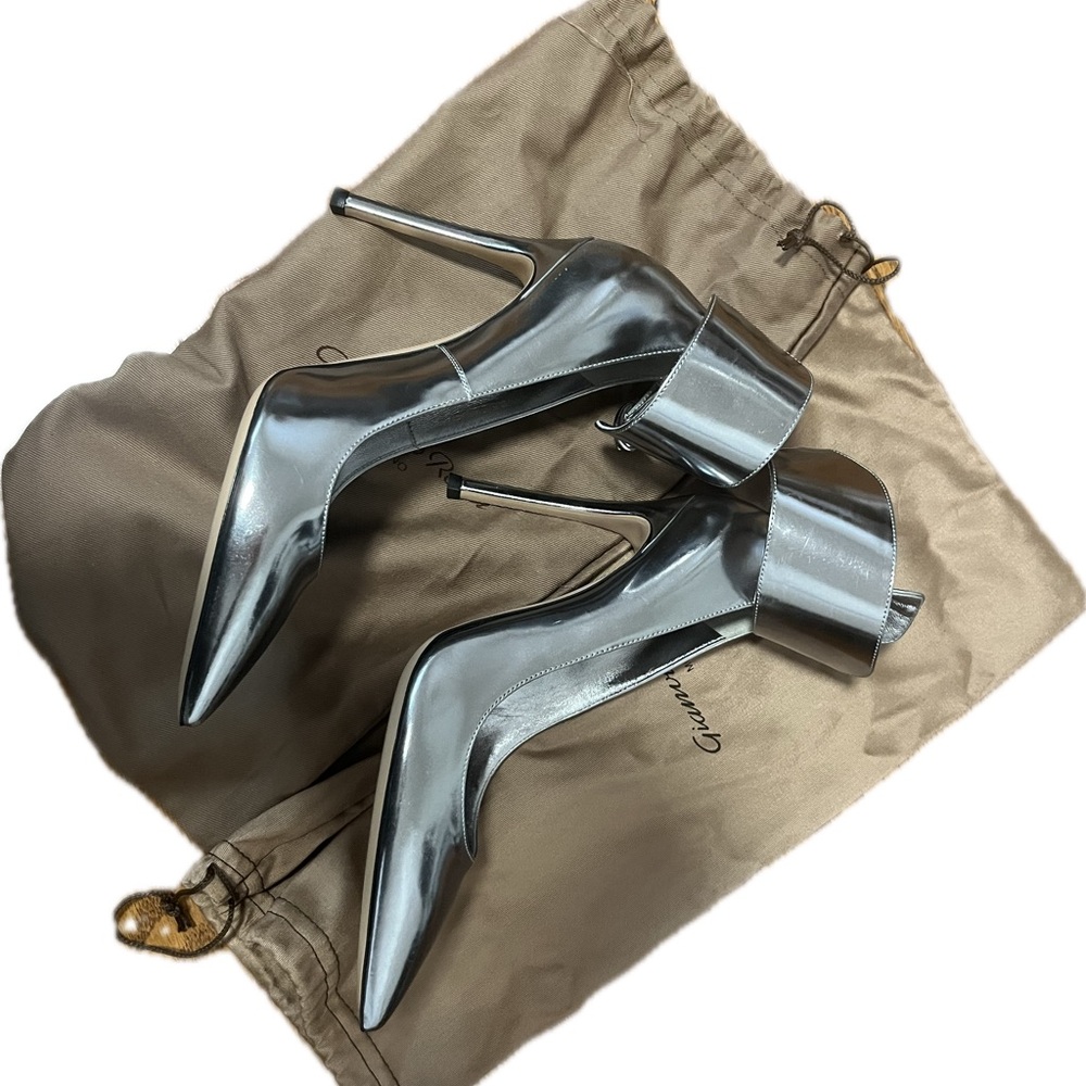 Gianvitto rossi metallic pumps